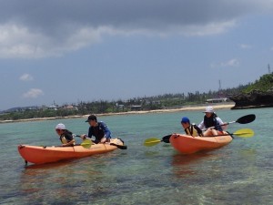 カヤックからもサンゴや熱帯魚が見えるよ♪