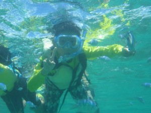 vサインで余裕のシュノーケリング♪