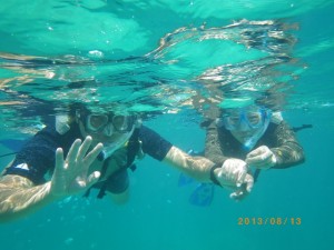 沖縄の海でシュノーケリング