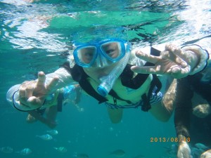 恩納村の海でシュノーケリング