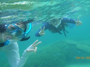 サンゴの森でシュノーケリング