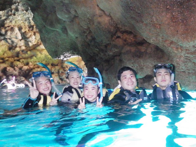 沖縄恩納村の青の洞窟