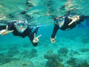沖縄の海でシュノーケリング