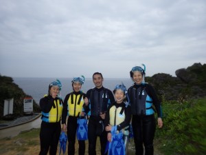 洞窟の外でシュノーケリング