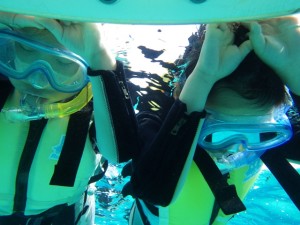 子供は浮輪につかまってシュノーケリング