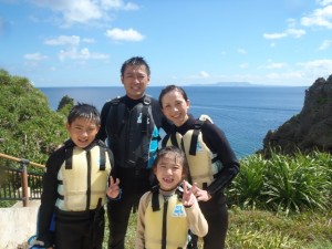 家族で貸切青の洞窟シュノーケリング♪