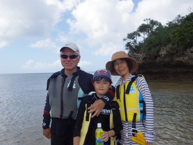 おじいちゃんとおばあちゃんと沖縄の海
