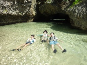 シュノーケリングの前に浮く練習